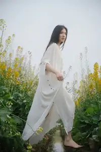 YiTuYu Vol.8614 Yi Yi: Enchanting Beauty Amidst Blooming Flowers - A Dreamy Vision-14