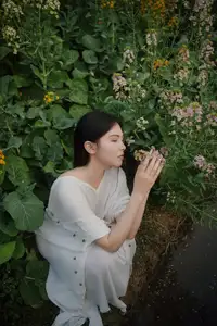 YiTuYu Vol.8614 Yi Yi: Enchanting Beauty Amidst Blooming Flowers - A Dreamy Vision-5