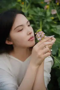 YiTuYu Vol.8614 Yi Yi: Enchanting Beauty Amidst Blooming Flowers - A Dreamy Vision-15