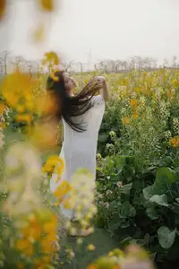 YiTuYu Vol.8614 Yi Yi: Enchanting Beauty Amidst Blooming Flowers - A Dreamy Vision-2