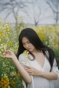 YiTuYu Vol.8614 Yi Yi: Enchanting Beauty Amidst Blooming Flowers - A Dreamy Vision-3