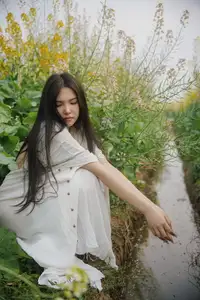 YiTuYu Vol.8614 Yi Yi: Enchanting Beauty Amidst Blooming Flowers - A Dreamy Vision-18