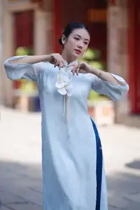 Elegant Vietnamese Girl in Traditional Ao Dai Capturing Timeless Asian Beauty-11