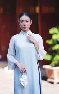 Elegant Vietnamese Girl in Traditional Ao Dai Capturing Timeless Asian Beauty-3