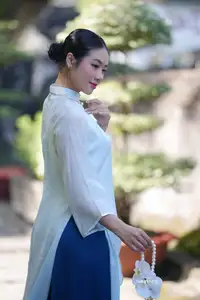 Elegant Vietnamese Girl in Traditional Ao Dai Capturing Timeless Asian Beauty-7