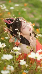 Ethereal Beauty: Xiao Shang Guan in Traditional Attire Amidst Gesang Flowers - YiTuYu Vol.8642-3