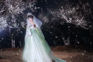 YiTuYu Vol.8718: Zhou Zhou AY - Ethereal Hanfu Beauty Amidst Enchanting Night Blossoms-1