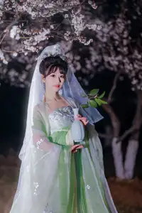 YiTuYu Vol.8718: Zhou Zhou AY - Ethereal Hanfu Beauty Amidst Enchanting Night Blossoms-19