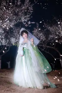 YiTuYu Vol.8718: Zhou Zhou AY - Ethereal Hanfu Beauty Amidst Enchanting Night Blossoms-4