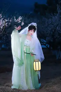 YiTuYu Vol.8718: Zhou Zhou AY - Ethereal Hanfu Beauty Amidst Enchanting Night Blossoms-3