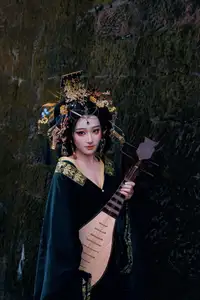 YiTuYu Vol.8704 Xiao Hong: Mysterious Traditional Beauty with Pipa by the Lake-3