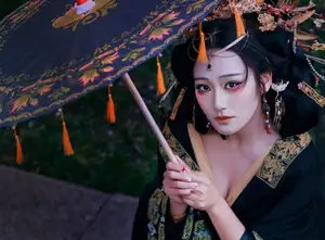 YiTuYu Vol.8704 Xiao Hong: Mysterious Traditional Beauty with Pipa by the Lake-0