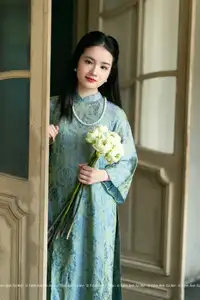 Elegant Vietnamese Ao Dai: Timeless Beauty of an Asian Lady-10