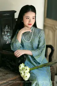 Elegant Vietnamese Ao Dai: Timeless Beauty of an Asian Lady-12