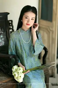Elegant Vietnamese Ao Dai: Timeless Beauty of an Asian Lady-7