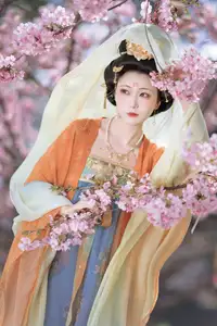 Qian Yue's Hanfu Elegance Amidst Cherry Blossoms: YiTuYu Vol.8674 Artistry-7