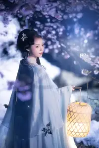 Discover the Ethereal Beauty of Qi Ni Si Mao in YiTuYu Vol.8623: An Asian Muse by Lantern Light-6