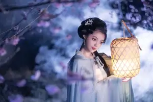 Discover the Ethereal Beauty of Qi Ni Si Mao in YiTuYu Vol.8623: An Asian Muse by Lantern Light-11