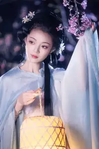 Discover the Ethereal Beauty of Qi Ni Si Mao in YiTuYu Vol.8623: An Asian Muse by Lantern Light-4