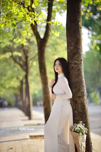 Captivating Beauty: Vietnamese Girl in White Ao Dai with Delicate Daisies.-5