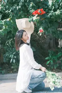 Fresh Spring Charm: Tong Tong in YiTuYu Vol.8644 Art Series Unveiled-18