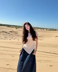 Karty Chang: Dien Bien Hot Girl Shines Bright Amidst Desert Dunes-2
