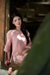Elegant Vietnamese Beauty: Discovering a Girl's Grace in Gentle Sunlight-1