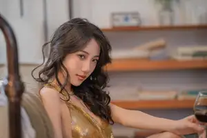 Captivating Elegance: O1ne Wan Shines in Golden Backless Dress - Art Language Vol.8691 YiTuYu Collection-36