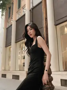 Elegant Black Dress: Modern Muse Captivating All Eyes on the Street-8