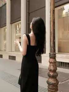 Elegant Black Dress: Modern Muse Captivating All Eyes on the Street-3