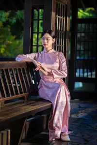 Discover the Grace of Vietnamese Women – A Symbol of Traditional Elegance.-4