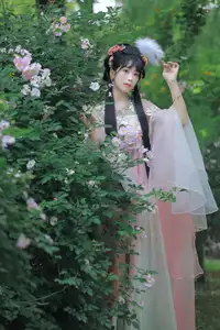 YiTuYu Vol.8641: The Classic Beauty of Zhou Zhou AY Amidst a Dreamy Rose Garden-11
