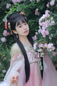 YiTuYu Vol.8641: The Classic Beauty of Zhou Zhou AY Amidst a Dreamy Rose Garden-0