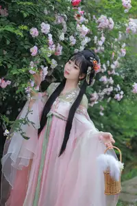 YiTuYu Vol.8641: The Classic Beauty of Zhou Zhou AY Amidst a Dreamy Rose Garden-18