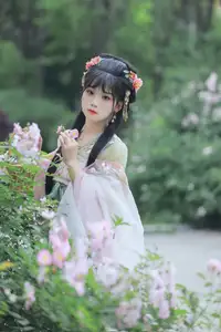YiTuYu Vol.8641: The Classic Beauty of Zhou Zhou AY Amidst a Dreamy Rose Garden-9