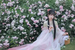 YiTuYu Vol.8641: The Classic Beauty of Zhou Zhou AY Amidst a Dreamy Rose Garden-8