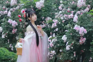 YiTuYu Vol.8641: The Classic Beauty of Zhou Zhou AY Amidst a Dreamy Rose Garden-1