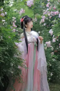 YiTuYu Vol.8641: The Classic Beauty of Zhou Zhou AY Amidst a Dreamy Rose Garden-12