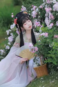 YiTuYu Vol.8641: The Classic Beauty of Zhou Zhou AY Amidst a Dreamy Rose Garden-5