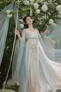 Ethereal Hanfu Beauty: Bao Zou Qi Qi in YiTuYu Vol.8607 Art Collection-9