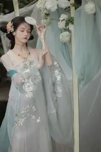 Ethereal Hanfu Beauty: Bao Zou Qi Qi in YiTuYu Vol.8607 Art Collection-6