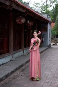 Elegant Pink Ao Dai Amidst Ancient Architecture Capturing Timeless Traditional Beauty-5