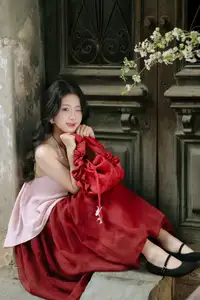 Graceful Vietnamese Beauty: Conical Hat Muse Shines in Ancient Setting-14