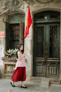 Graceful Vietnamese Beauty: Conical Hat Muse Shines in Ancient Setting-10