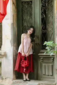 Graceful Vietnamese Beauty: Conical Hat Muse Shines in Ancient Setting-11