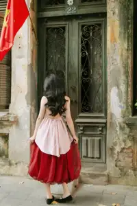 Graceful Vietnamese Beauty: Conical Hat Muse Shines in Ancient Setting-7