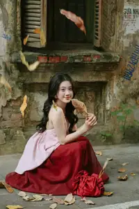 Graceful Vietnamese Beauty: Conical Hat Muse Shines in Ancient Setting-16