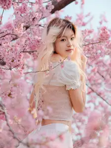 YiTuYu Art Language Vol.8665: Ten Ten's Radiant Beauty Amidst Cherry Blossoms - Captivating Spring Portrait-2
