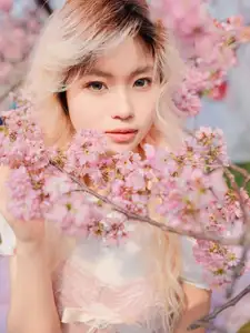 YiTuYu Art Language Vol.8665: Ten Ten's Radiant Beauty Amidst Cherry Blossoms - Captivating Spring Portrait-16