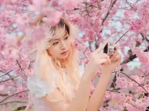 YiTuYu Art Language Vol.8665: Ten Ten's Radiant Beauty Amidst Cherry Blossoms - Captivating Spring Portrait-15